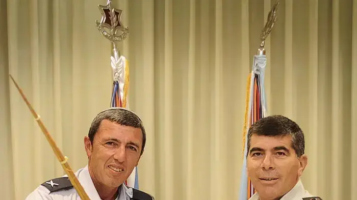 הרמטכ"ל גבי אשכנזי מקבל את ארבעת המינים מהרב הראשי בצה"ל תת אלוף רפי פרץ ספטמבר 2010