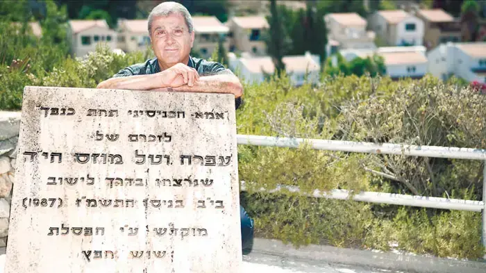 אייבי מוזס באנדרטה לזכרם של עפרה וטל באלפי מנשה