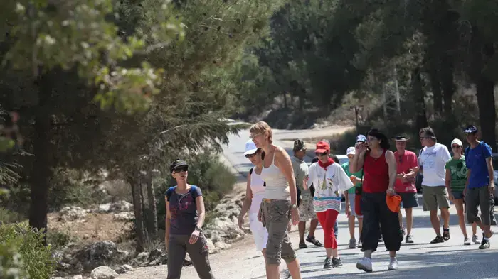 מטיילים בעין חנדק שביער עמינדב, הרי ירושלים בסוכות 2010