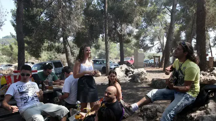 מטיילים בעין חנדק שביער עמינדב, הרי ירושלים בסוכות 2010