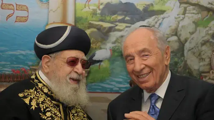 ביקור פרס בסוכתו של הרב עובדיה יוסף ביקור פרס בסוכתו של הרב עובדיה יוסף