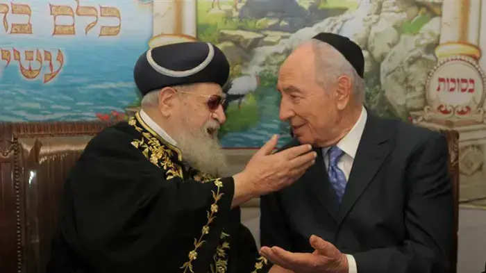 ביקור פרס בסוכתו של הרב עובדיה יוסף
