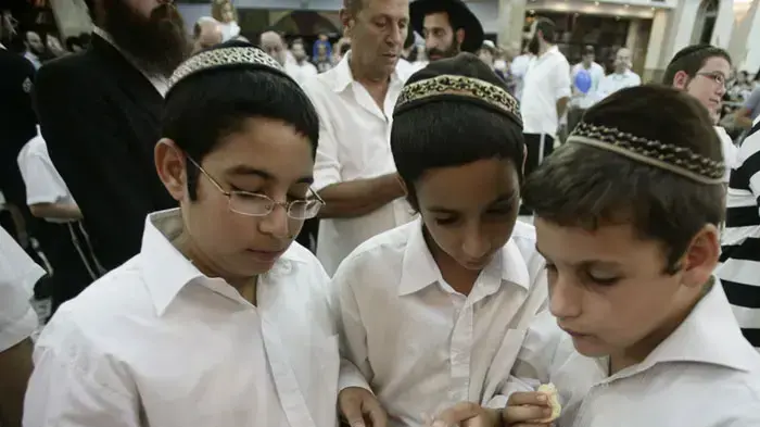 הקפות שמחת תורה בכפר חב"ד