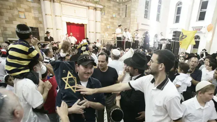 הקפות שמחת תורה בכפר חב"ד