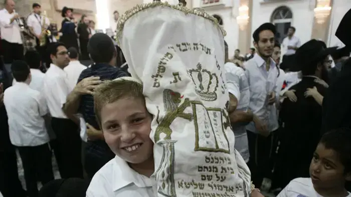 הקפות שמחת תורה בכפר חב"ד