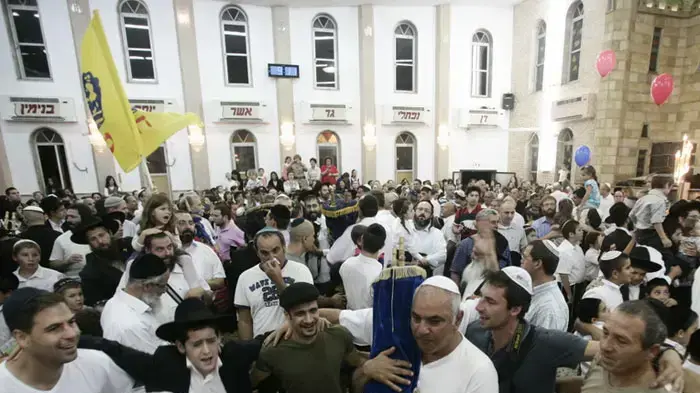 הקפות שמחת תורה בכפר חב"ד