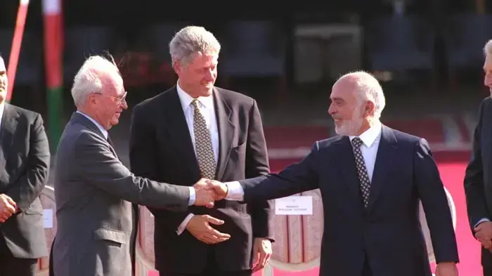יצחק רבין, מלך ירדן, חוסיין ונשיא ארצות הברית ביל קלינטון בחתימה על הסכם השלום יצחק רבין, מלך ירדן, חוסיין ונשיא ארצות הברית ביל קלינטון בחתימה על הסכם השלום