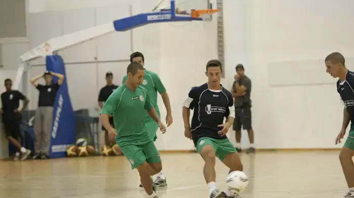 גוסטבו בוקולי ומוחמד גדיר במשחק קט-רגל, אלופי צה"ל נגד שחקני מכבי חיפה, אוקטובר 2010