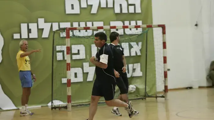 אשכנזי במשחק קט-רגל, אלופי צה"ל נגד שחקני מכבי חיפה, אוקטובר 2010