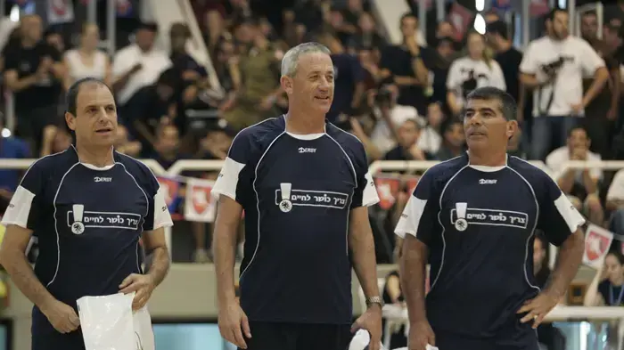 אשכנזי וגנץ במשחק קט-רגל, אלופי צה"ל נגד שחקני מכבי חיפה, אוקטובר 2010