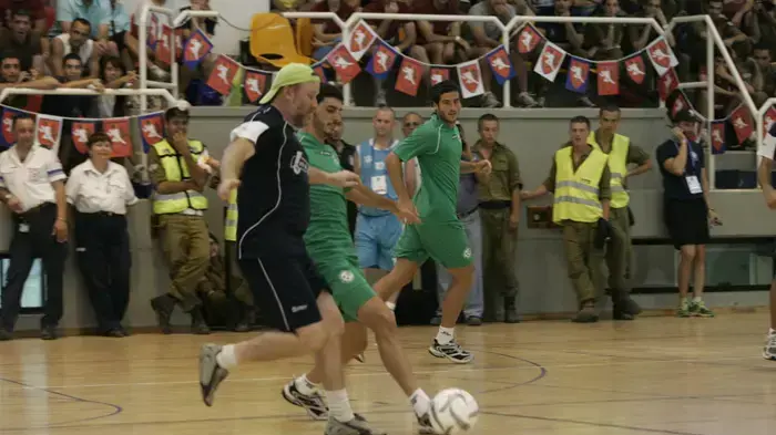 אביחי מנדלבליט במשחק קט-רגל, אלופי צה"ל נגד שחקני מכבי חיפה, אוקטובר 2010