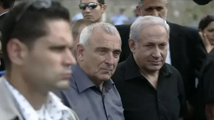 ראש הממשלה בנימין נתניהו והשר לבטחון פנים יצחק אהרונוביץ בסיור בעיר בעקבות גל הרציחות אוקטובר 2010 ראש הממשלה בנימין נתניהו והשר לבטחון פנים יצחק אהרונוביץ בסיור בעיר בעקבות גל הרציחות אוקטובר 2010