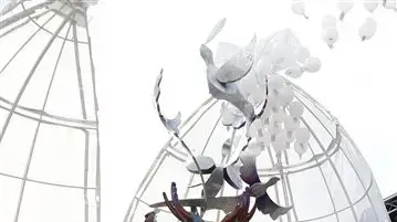 מונומנט לזכרו של ג'ון לנון באנגליה שהוקם לרגל יום הולדתו ה-70 מונומנט לזכרו של ג'ון לנון באנגליה שהוקם לרגל יום הולדתו ה-70