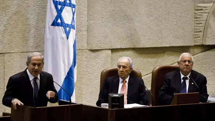 ראובן (רובי) ריבלין, שמעון פרס ובנימין נתניהו בפתיחת מושב הכנסת, אוקטובר 2010