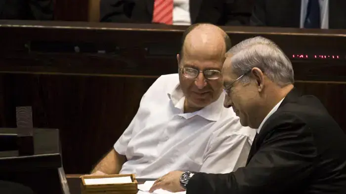 משה (בוגי) יעלון ובנימין נתניהו בפתיחת מושב הכנסת, אוקטובר 2010 משה (בוגי) יעלון ובנימין נתניהו בפתיחת מושב הכנסת, אוקטובר 2010