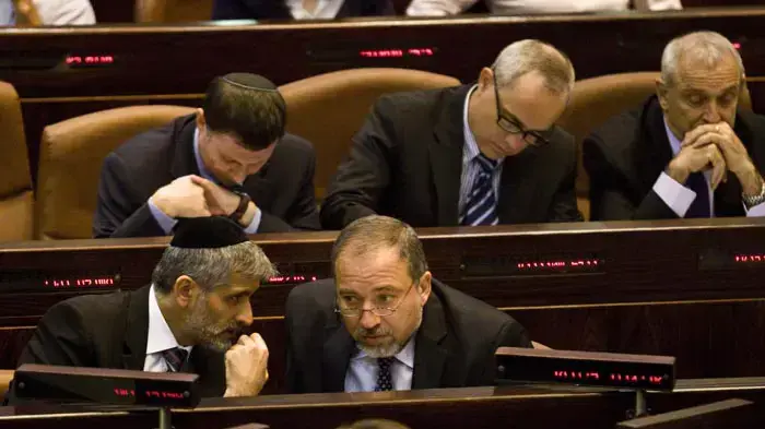 אביגדור ליברמן ואלי ישי בפתיחת מושב הכנסת, אוקטובר 2010
