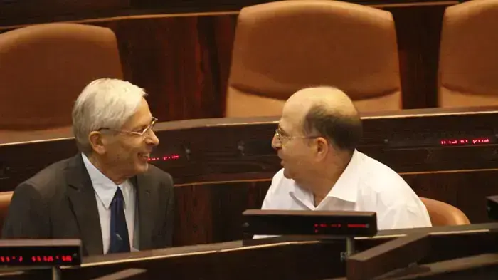 משה (בוגי) יעלון ובנימין זאב בגין בפתיחת מושב הכנסת, אוקטובר 2010