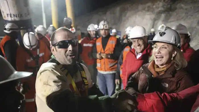 חילוץ הכורים בצ'ילה מאריו ספולבדה, הכורה השני שחולץ, חוגג עם הגברת הראשונה של צ'ילה חילוץ הכורים בצ'ילה מאריו ספולבדה, הכורה השני שחולץ, חוגג עם הגברת הראשונה של צ'ילה