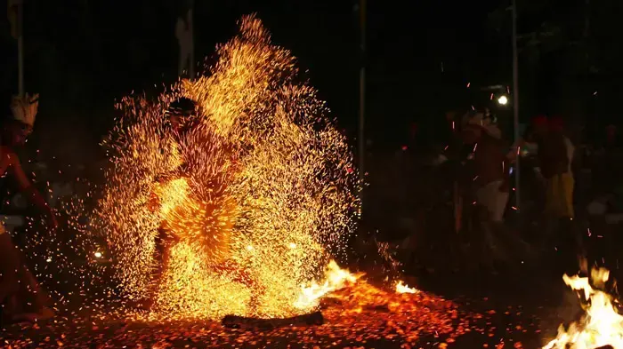גברים רוקדים על עץ בוער בטקס דתי בוונצואלה