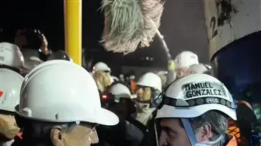 צ'ילה סבסטיאן פינרה עם מנואל גונזלס אחד הכורים הלכודים, אוקטובר 2010