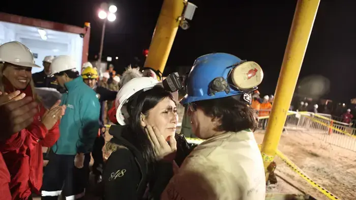 חילוץ הכורים בצ'ילה  אוסמן ארייה, הכורה השישי שחולץ, מחבק את רעייתו