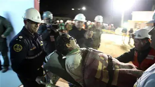 חואן אייינס אחד הכורים הלכודים בצ'ילה מחולץ מבטן האדמה על אלונקה, אוקטובר 2010