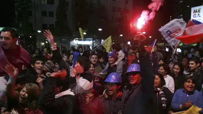 חילוץ הכורים בצ'ילה  שמחה עם עלייתו של הכורה האחרון - לואיס אורזואה