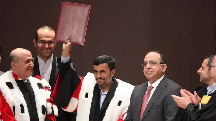 אחמדינג'ד מקבל תואר ד"ר לשם כבוד מאוניברסיטת ביירות