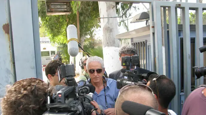 דניאל עוקב משתחרר מהכלא, אוקטובר 2010 דניאל עוקב משתחרר מהכלא, אוקטובר 2010
