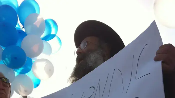 שחרור בלונים מול מרון א-ראס במהלך ביקורו של אחמדיניג'ד בלבנון, אוקטובר 2010