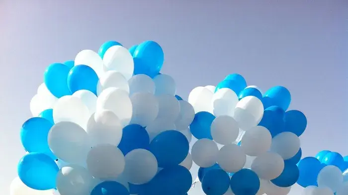 שחרור בלונים מול מרון א-ראס במהלך ביקורו של אחמדיניג'ד בלבנון, אוקטובר 2010