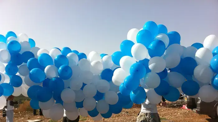שחרור בלונים מול מרון א-ראס במהלך ביקורו של אחמדיניג'ד בלבנון, אוקטובר 2010