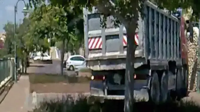 התושבים תיעדו: במקום מגרש כדורגל הוקם אתר פסולת