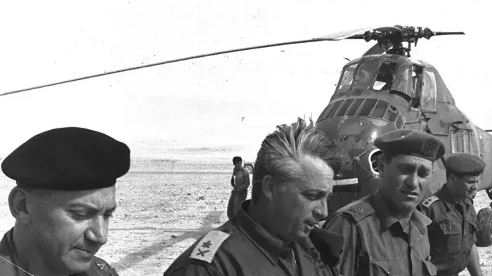מימין, ישעיהו גביש, אריאל שרון, חיים ברלב בביקור בנגב  1967