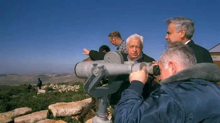 מימין, בנימין נתניהו, משה קצב, אריאל שרון בביקור ביהודה ושומרון 1997 מימין, בנימין נתניהו, משה קצב, אריאל שרון בביקור ביהודה ושומרון 1997