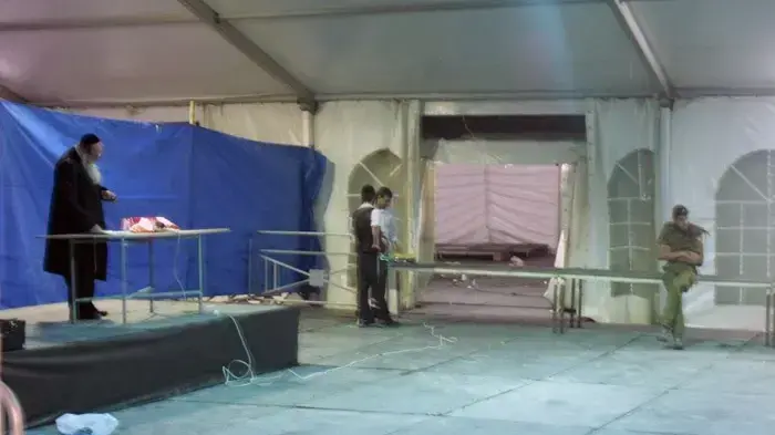 היערכות בקבר רחל לקראת חגיגת יום ההולדת לרחל אימנו, אוקטובר 2010 היערכות בקבר רחל לקראת חגיגת יום ההולדת לרחל אימנו, אוקטובר 2010