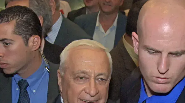 אריאל שרון מוקף מאבטחים בזמן כנס בחירות בחולון - פברואר 2001