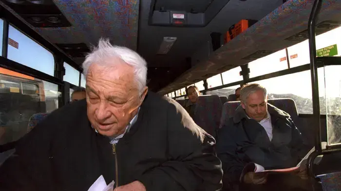 אריאל שרון ובנימין נתניהו בסיור ביהודה ושומרון - דצמבר 1997 אריאל שרון ובנימין נתניהו בסיור ביהודה ושומרון - דצמבר 1997