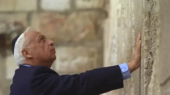 אריאל שרון בכותל המערבי יום לאחר בחירותו לראש ממשלת ישראל - ינואר 2001 אריאל שרון בכותל המערבי יום לאחר בחירותו לראש ממשלת ישראל - ינואר 2001