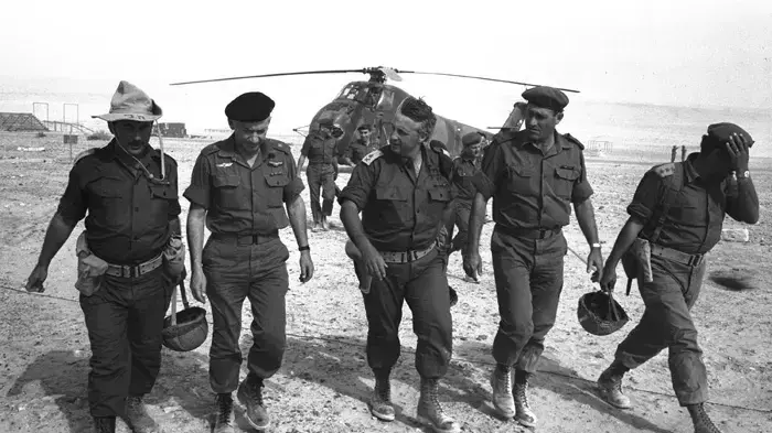 אריאל שרון (במרכז) בביקור בשטח אימונים בדרום לצד חיים בר לב (שני משמאל) וישעיהו גביש (שני מימין) 1967 אריאל שרון (במרכז) בביקור בשטח אימונים בדרום לצד חיים בר לב (שני משמאל) וישעיהו גביש (שני מימין) 1967