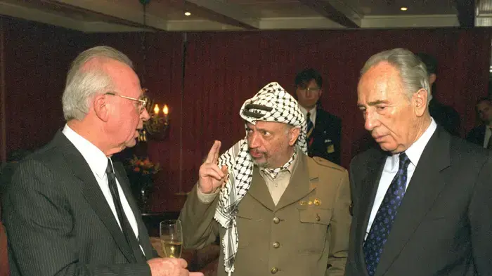 מימין, שמעון פרס, יאסר עראפת, יצחק רבין בטקס קבלת פרס נובל 1994 מימין, שמעון פרס, יאסר עראפת, יצחק רבין בטקס קבלת פרס נובל 1994