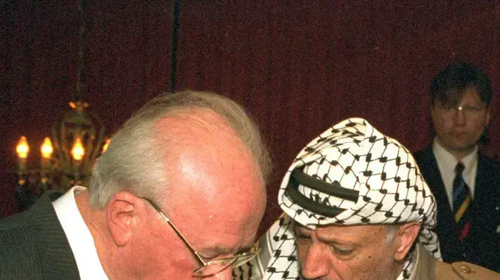 מימין, יאסר עראפת, יצחק רבין בטקס קבלת פרס נובל 1994 מימין, יאסר עראפת, יצחק רבין בטקס קבלת פרס נובל 1994