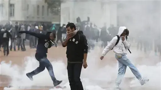 מפגינים בליון  נגד הרפורמה בפנסיה בצרפת