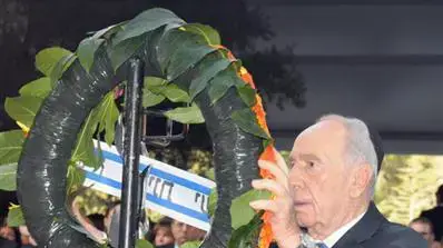 נשיא המדינה שמעון פרס מניח זר על קברו של יצחק רבין באזכרה בהר הרצל, אוקטובר 2010