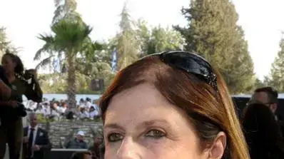 דליה רבין, בתו של יצחק רבין באזכרה בהר הרצל, אוקטובר 2010