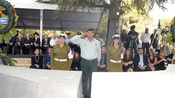 הרמטכ"ל גבי אשכנזי מניח זר על קברו של יצחק רבין בהר הרצל, אוקטובר 2010