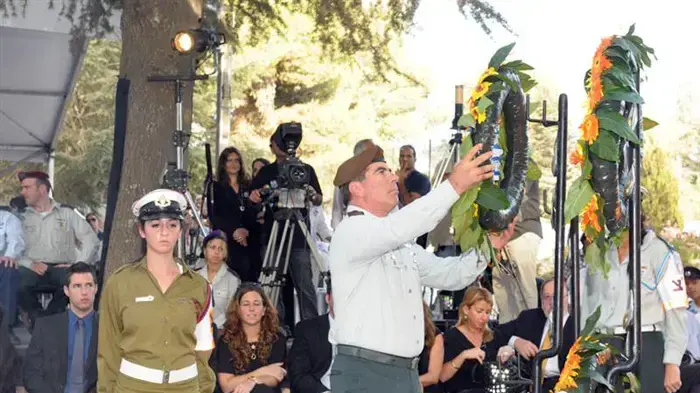 הרמטכ"ל גבי אשכנזי מניח זר על קברו של יצחק רבין בהר הרצל, אוקטובר 2010