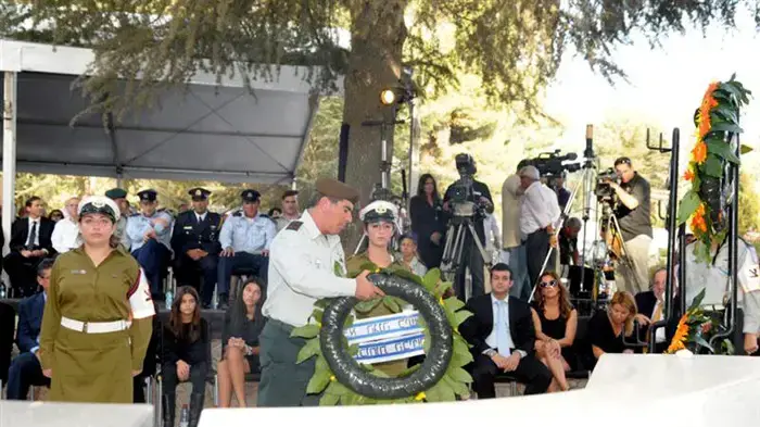 הרמטכ"ל גבי אשכנזי מניח זר על קברו של יצחק רבין בהר הרצל, אוקטובר 2010