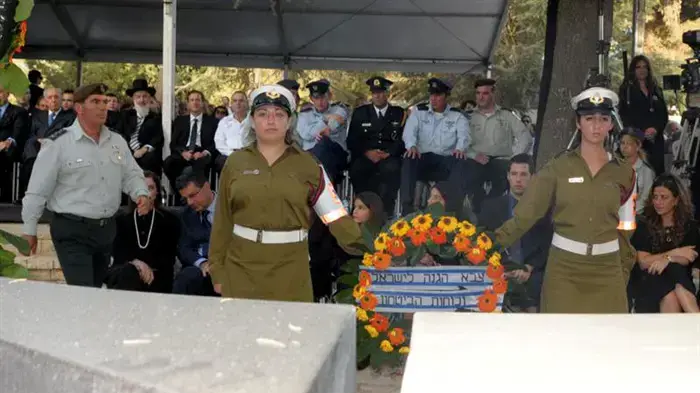 הרמטכ"ל גבי אשכנזי מניח זר על קברו של יצחק רבין בהר הרצל, אוקטובר 2010