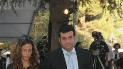 נעה רוטמן ויונתן בן ארצי מניחים זר על קברו של סבם יצחק רבין בהר הרצל, אוקטובר 2010